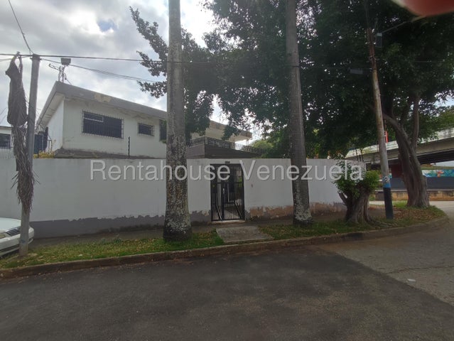 26-10218 Amplia Casa Comercial en Alquiler en