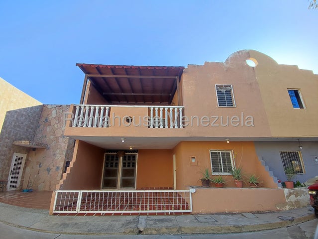 26-10339 En alquiler amplio townhouse amoblad