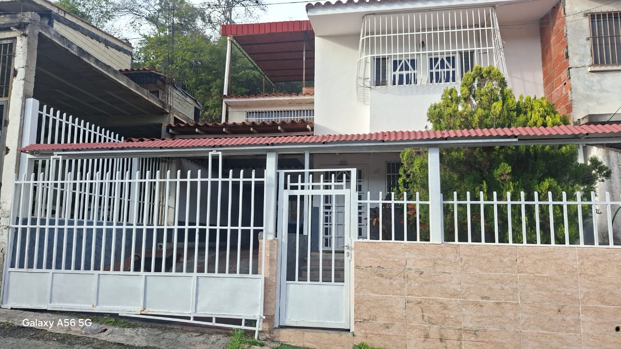 Vendo hermosa casa Guatire urbanización vill