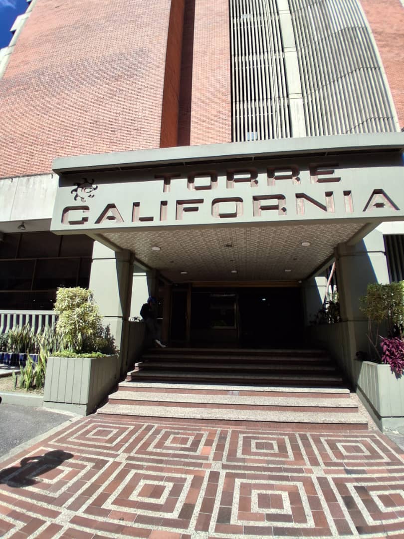 Alquilo oficina torre California 