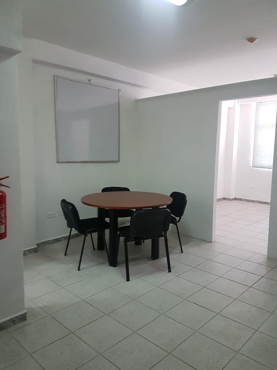 Se Alquila oficina en la Av Bolivar