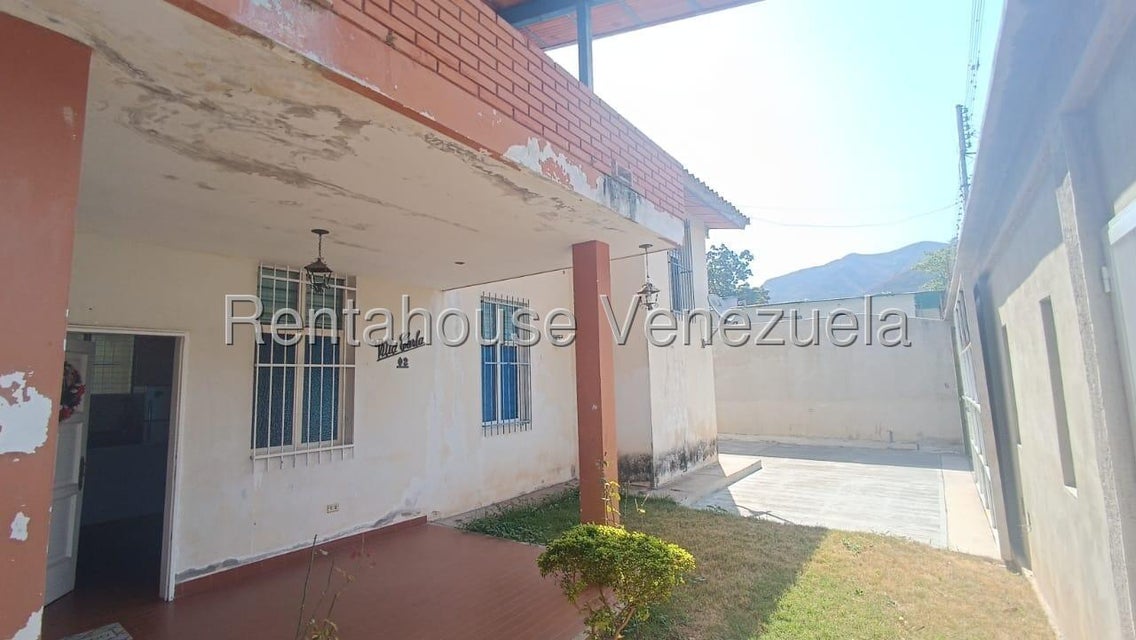 CASA EN VENTA EN URB. LA CANDELARIA, MARACAY 