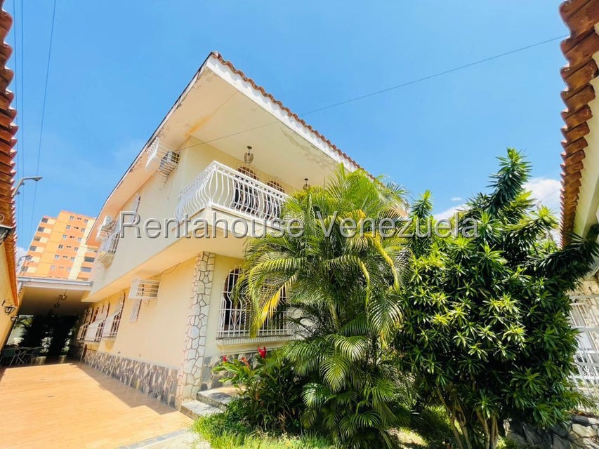 CASA EN VENTA EN URB. ANDRES BELLO, MARACAY 2