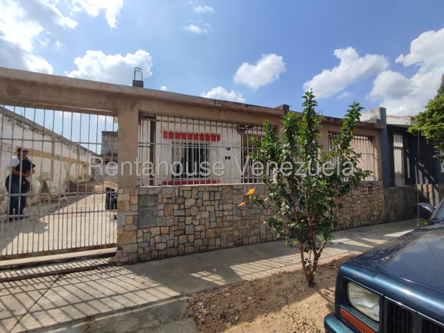 26-14690 Casa en Venta a remodelar  Las Quint