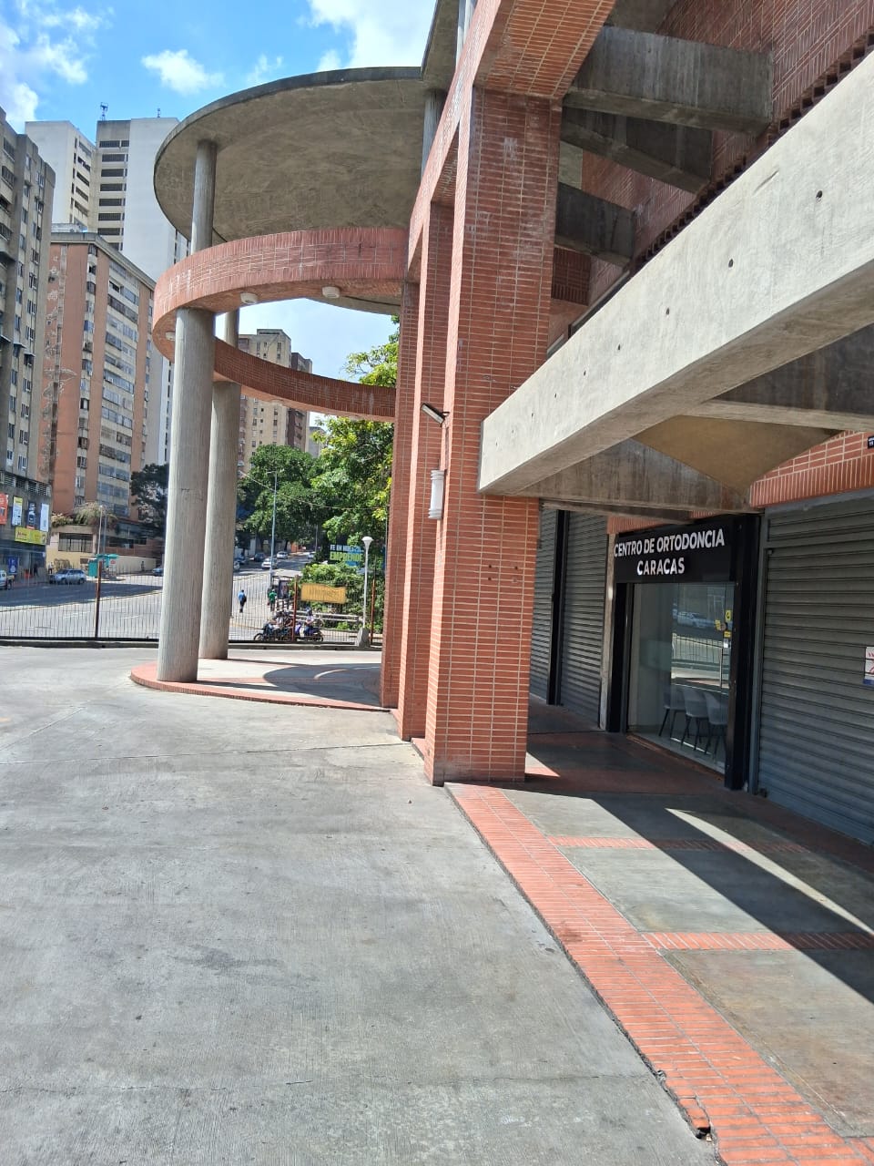 VENDO LOCAL EN PORTICO DEL AVILA SAN BENARDIN