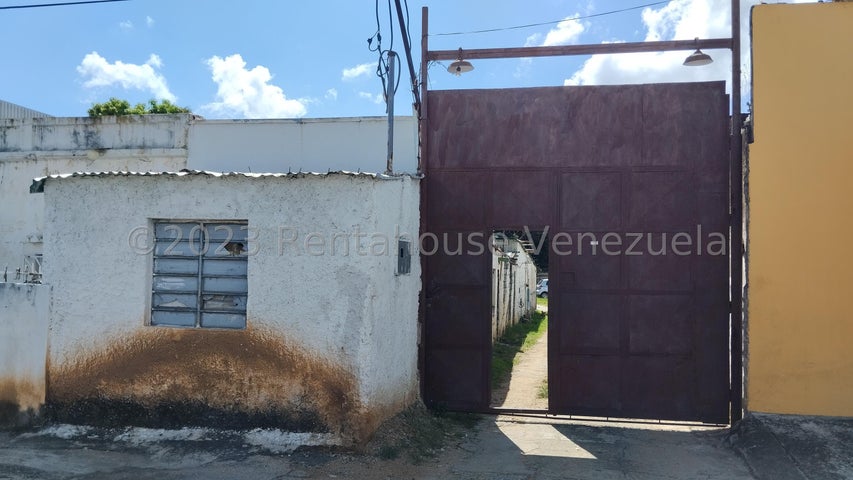 Terreno en venta con bienhechuría con oficin