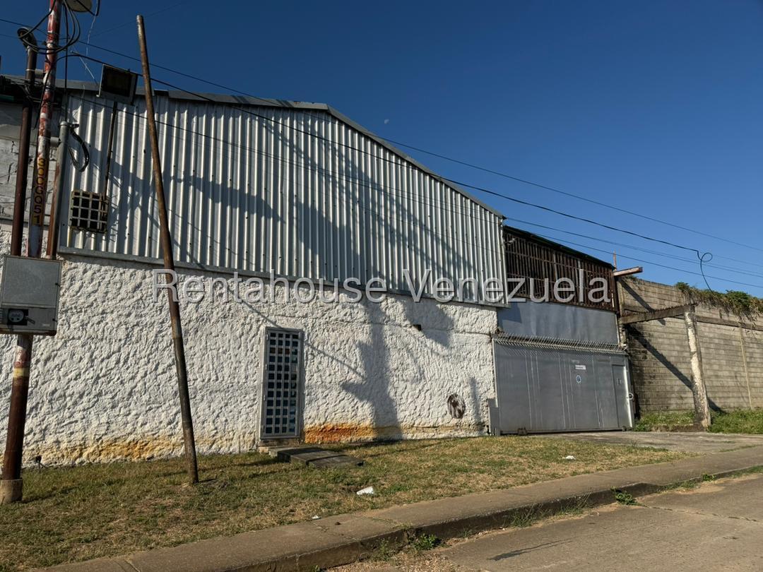 Galpon en venta con oficina posee 2.273mts2 e