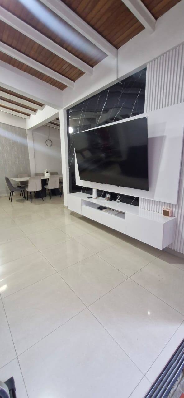 Casa Quinta de 3 niveles con Piscina en Urban