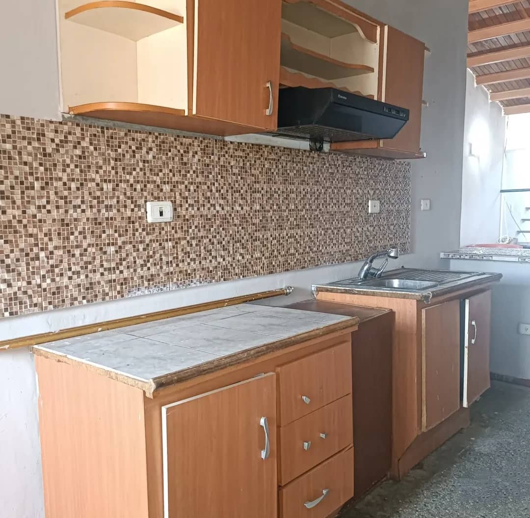 Casa de Dos plantas. Lista para Remodelar