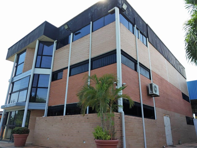 En la zona industrial de Valencia Galpón Com