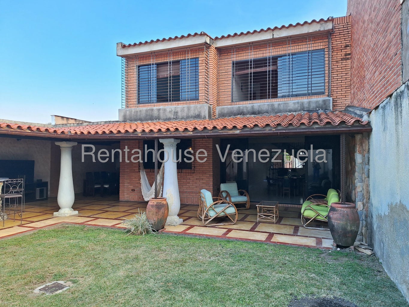 Amplia Casa en venta en el Parral Valencia Ca