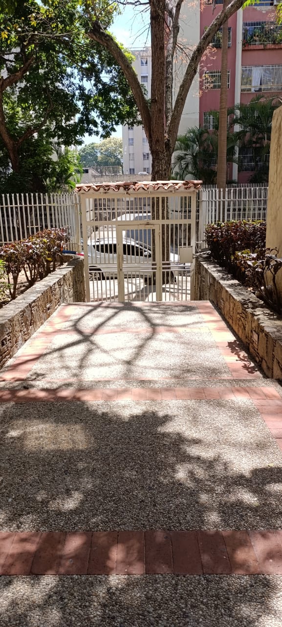ALQUILO APARTAMENTO EN LA URBINA