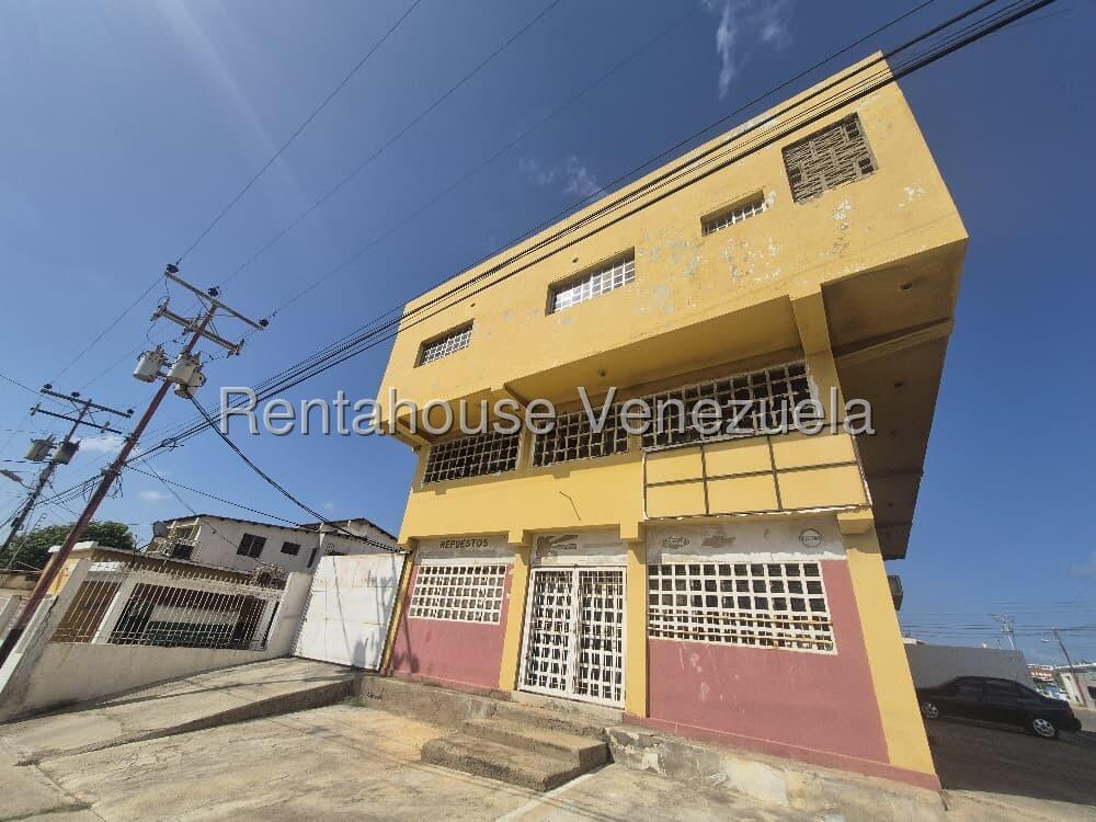 Edificio en Punto Fijo, Estado Falcón. Sector Santa Irene. 26-13978