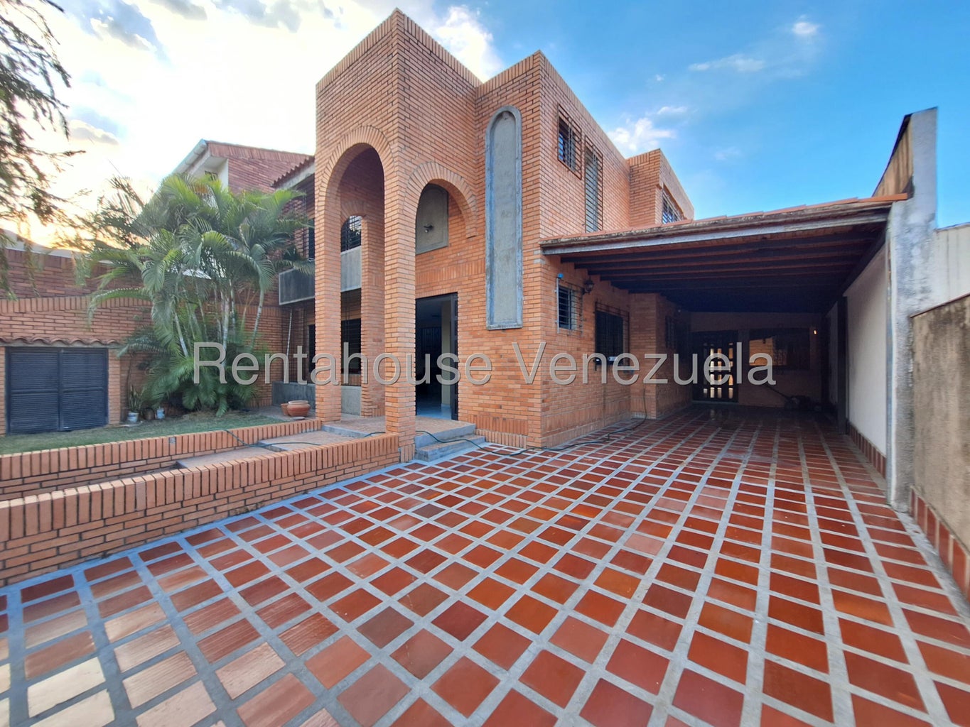 Amplia casa en venta ubicada en el parral valencia carabobo codigo 26-17631 