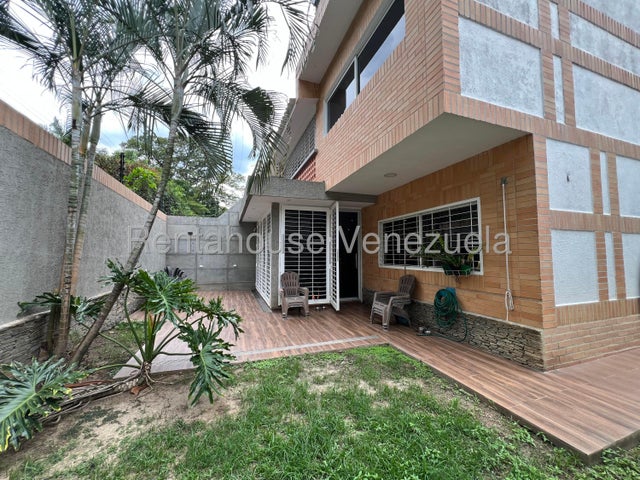26-18725 En venta casa tipo townhouse de 265 