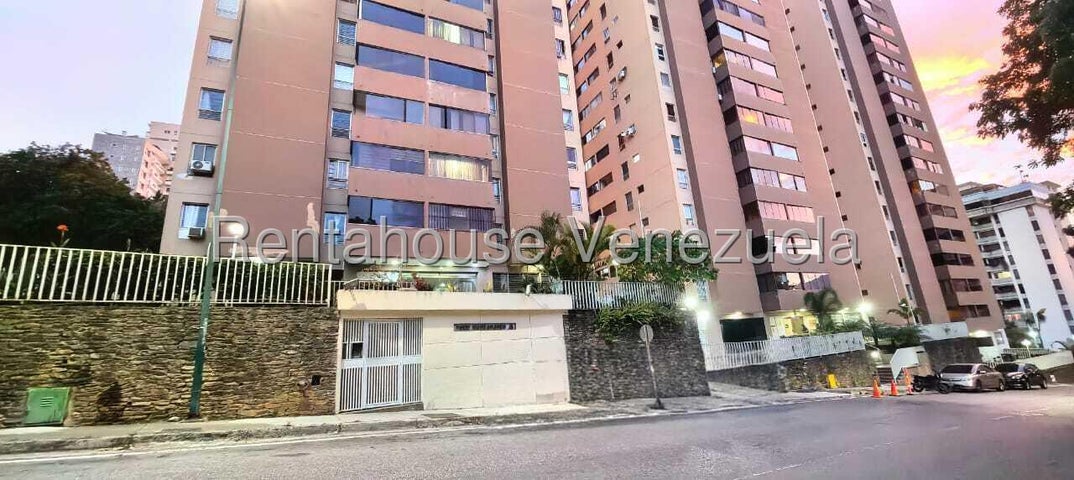 VENTA MANZANARES  #26-18902 Impecable apartamento en una de las urbanizaciones más buscadas del Sureste. Una propiedad que destaca por su distribución inteligente y su reciente actualización estética y funcional.en cocina.Con 89 m². bien distribuidos Amplia sala-comedor, cocina moderna, 3 habitaciones con closets y la matrimonial con baño integrado.Edificion en Excelente mantenimiento y segurida 24/7